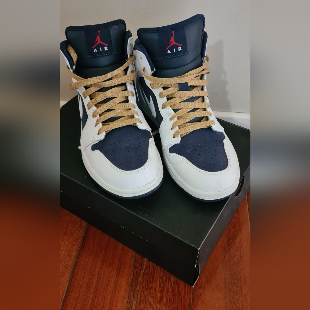 Jordan 1 mid size 10 Men's - Picture 3 of 4